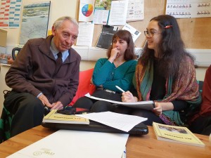 UNA Exchange international volunteers Helene and Loeiza meet Robert Davies